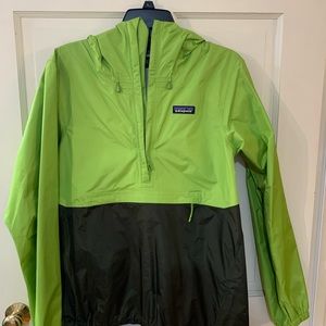 Men’s Patagonia pullover windbreaker.